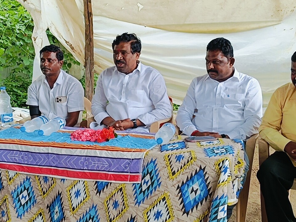‘కాంగ్రెస్ బూటకపు హామీలను ప్రజల్లోకి తీసుకువెళ్లాలి’