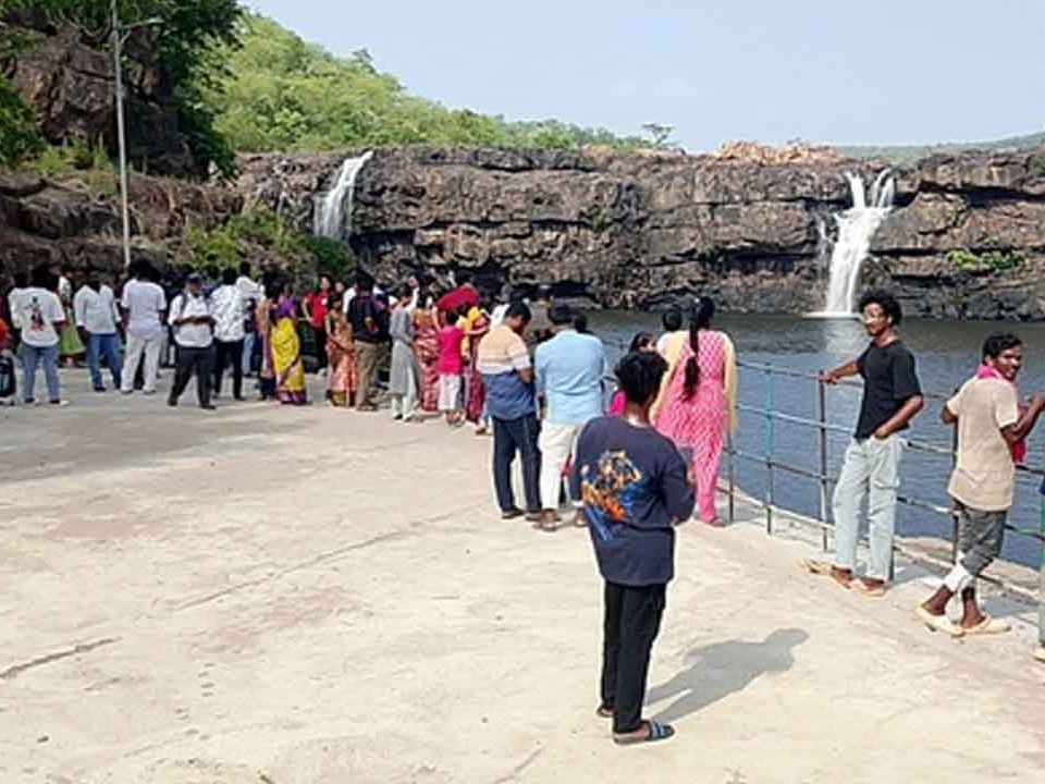 బోగోత జలపాతంలో పర్యటకుల సందడి