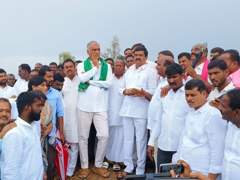 ముంపు ప్రాంతాలను పరిశీలించిన మాజీ మంత్రి హరీష్ రావు
