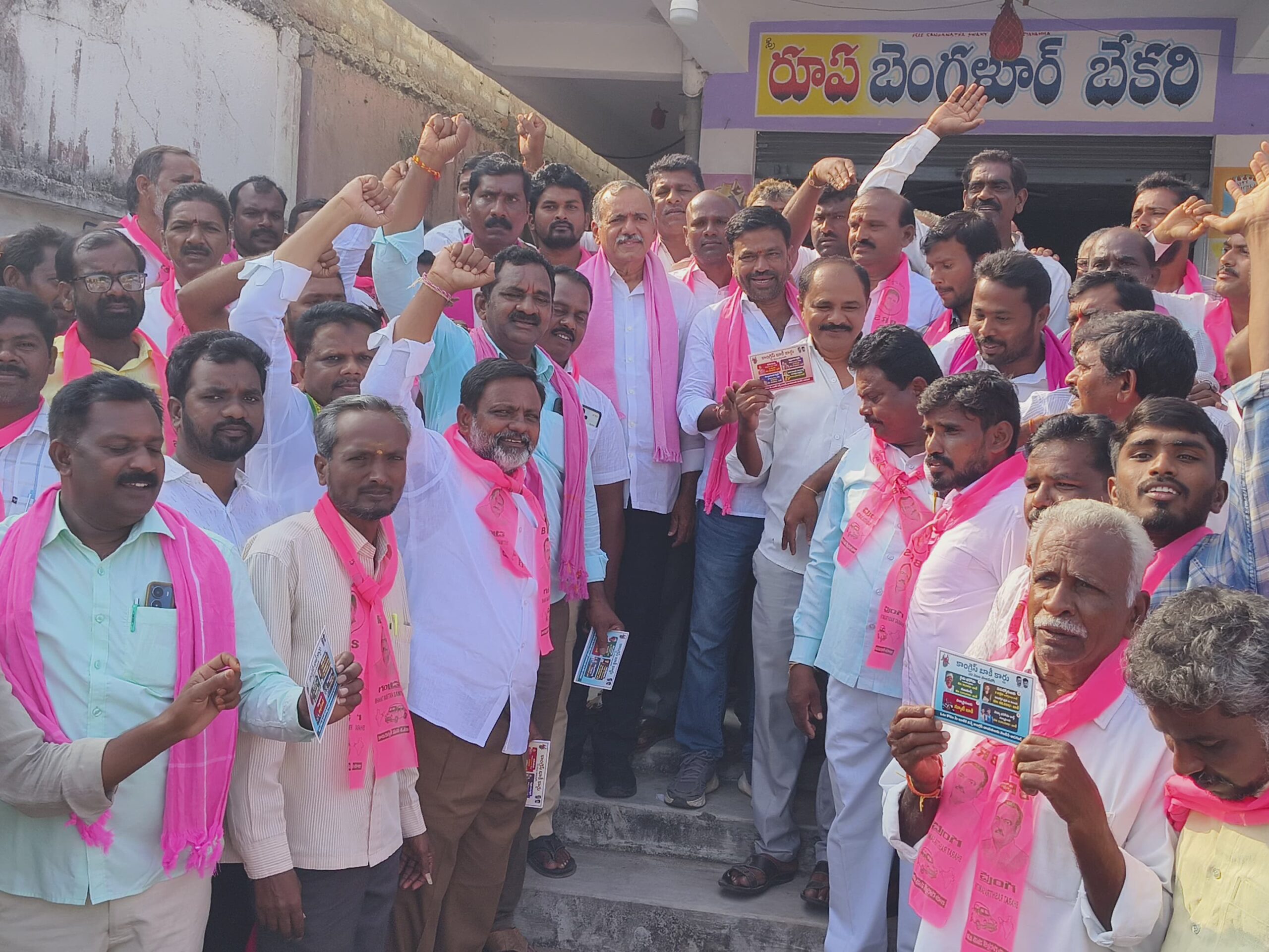 కాంగ్రెస్ హామీలతో ప్రజలను మోసం చేసింది: మాజీ MLA