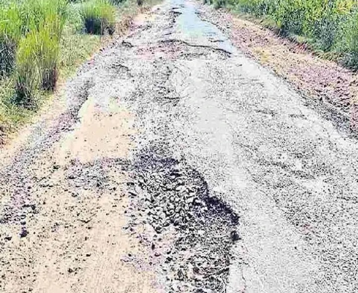 గుంతలుపడిన రోడ్డు.. వాహనదారులకు ప్రమాదాలు