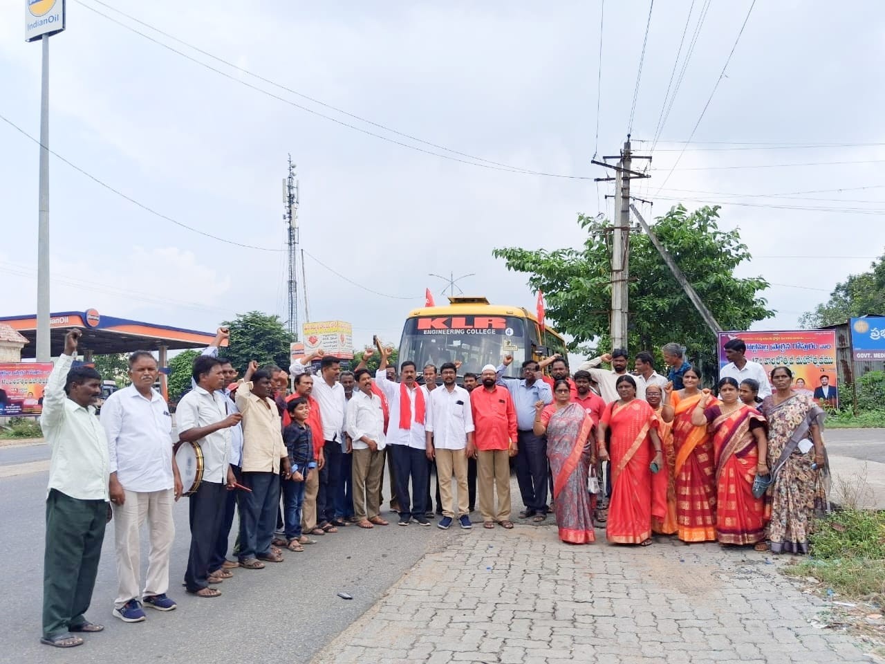 ‘సమస్యల పరిష్కారానికి ఎర్రజెండా ముందుంటుంది’