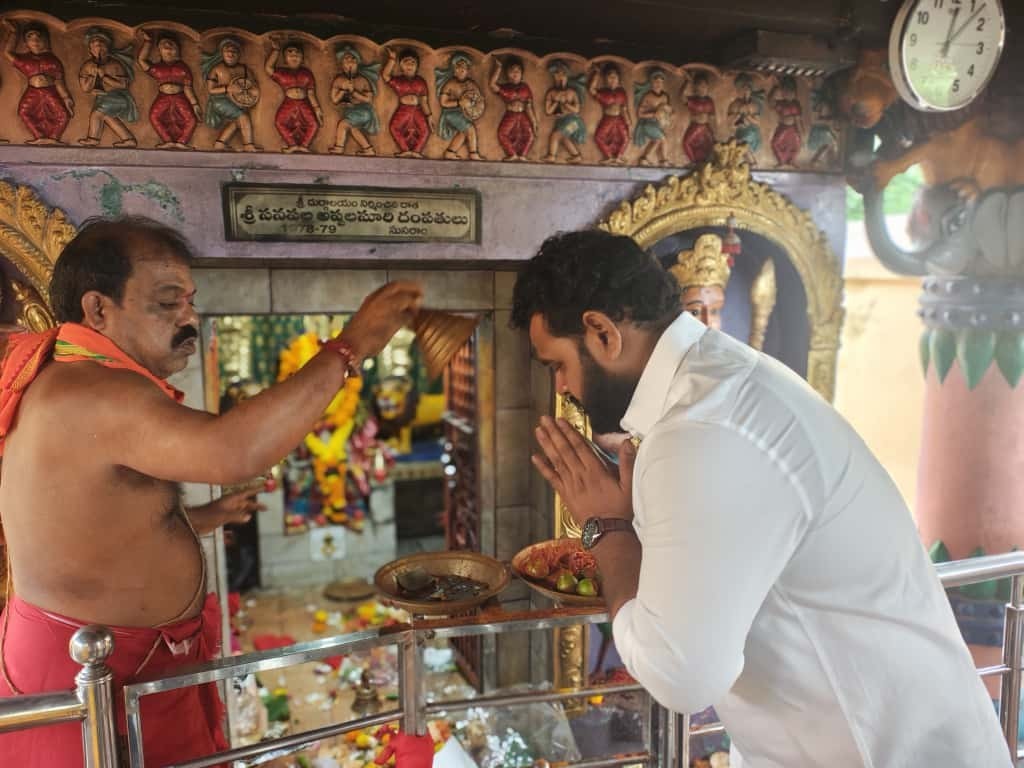 అమ్మవారిని దర్శించిన దాసు నాయుడు