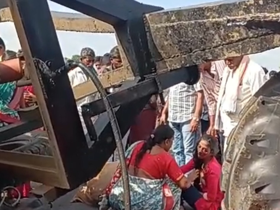 ఆర్టీసీ బస్సు ట్రాక్టర్ ఢీ నలుగురికి తీవ్ర గాయాలు