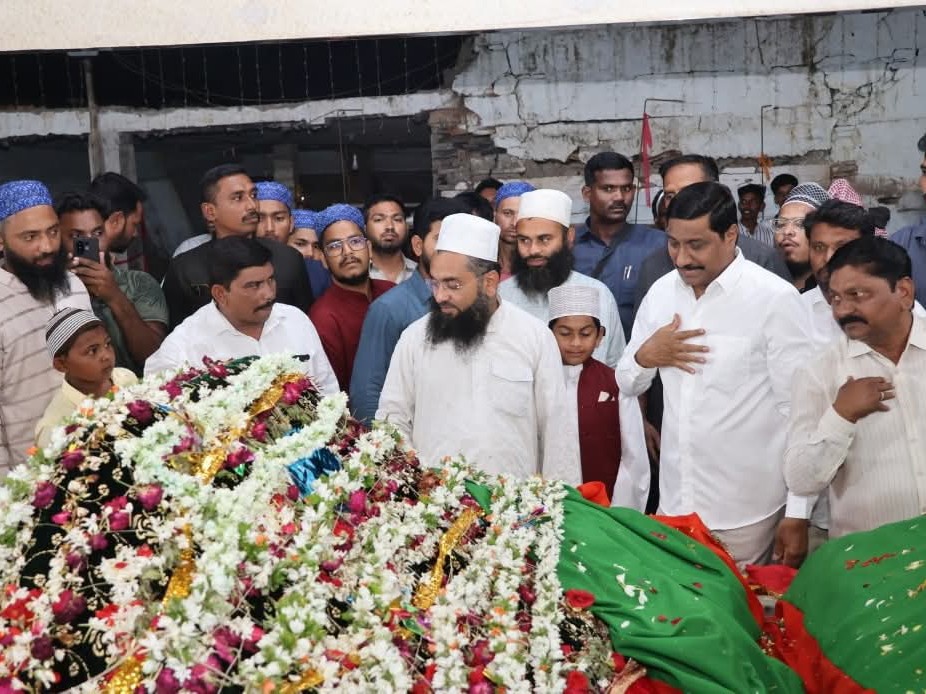 దర్గాలో ప్రత్యేక పూజలు చేసిన మంత్రి
