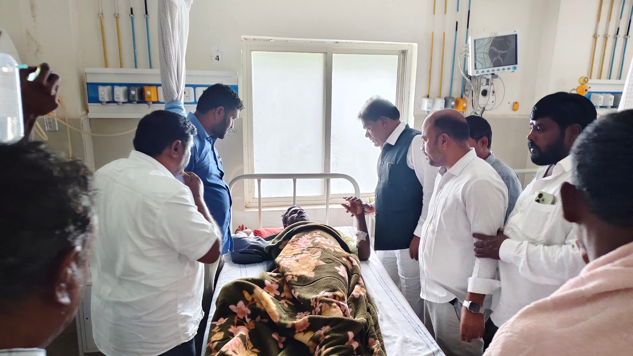 బాధితుడిని పరామర్శించిన ఎస్సీ కమిషన్ ఛైర్మన్