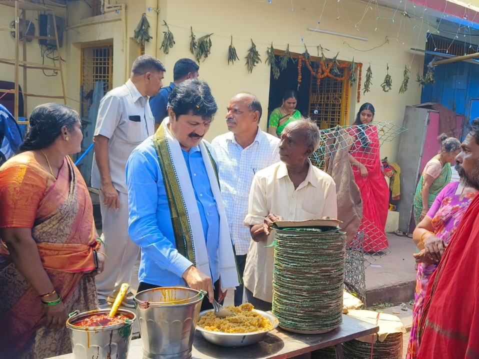 అన్న ప్రసాద వితరణ చేసిన తెల్లం