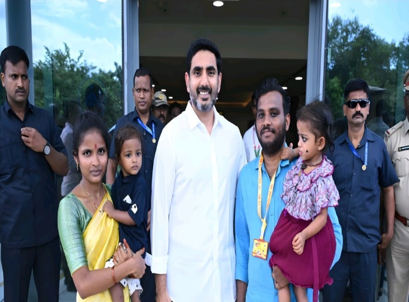 లోకేష్‌ను కలిసిన టీడీపీ యువ నాయకులు సుతారి కోటి