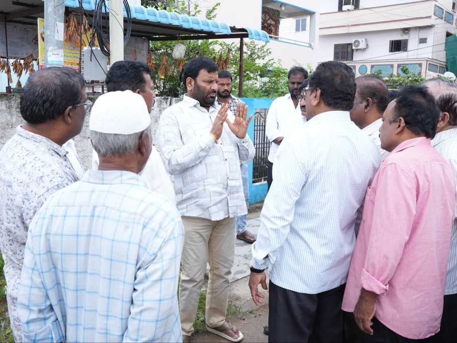 సీసీ రోడ్డు పనులను పరిశీలించిన కూన