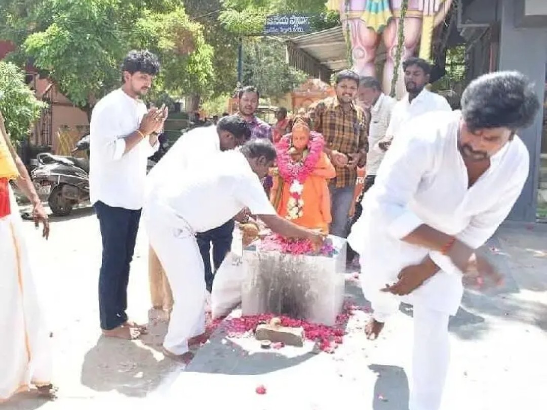 మొక్కులు తీర్చుకున్న జనసేన జన నేతలు