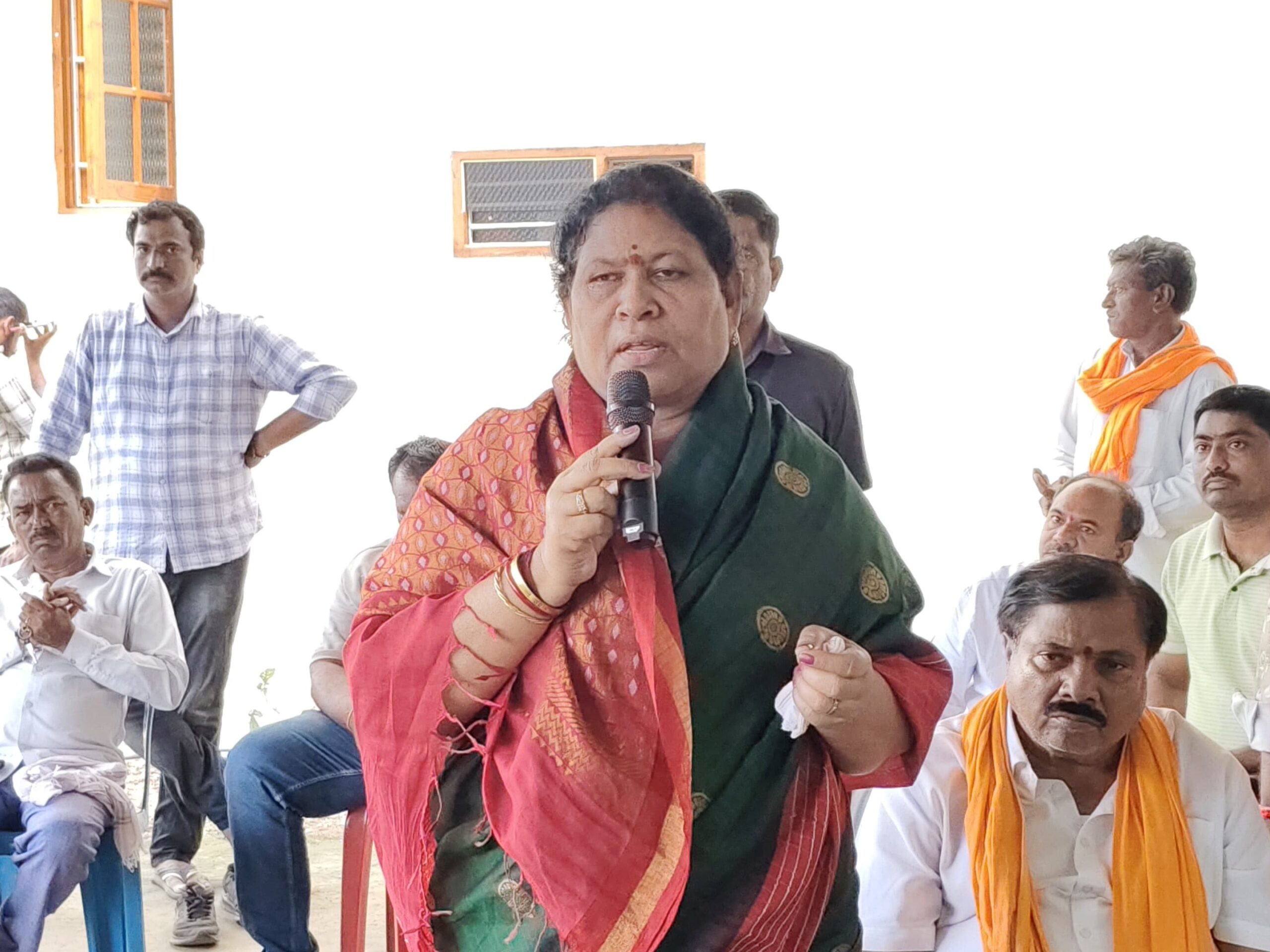 భక్తులపై నమోదైన కేసులను ఎత్తివేయాలి: ఎమ్మెల్యే