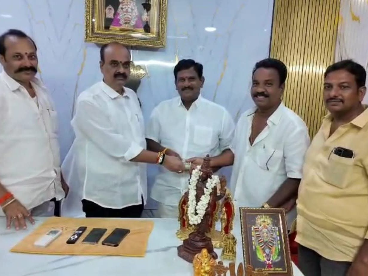 హైస్కూల్ గ్రౌండ్ అభివృద్ధికి రూ. 50,000 విరాళం