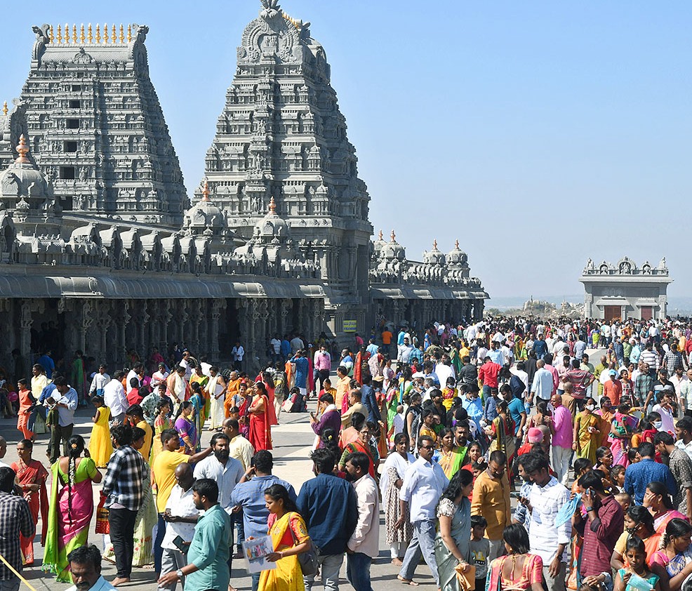 యాదాద్రిలో పోటెత్తిన భక్తులు