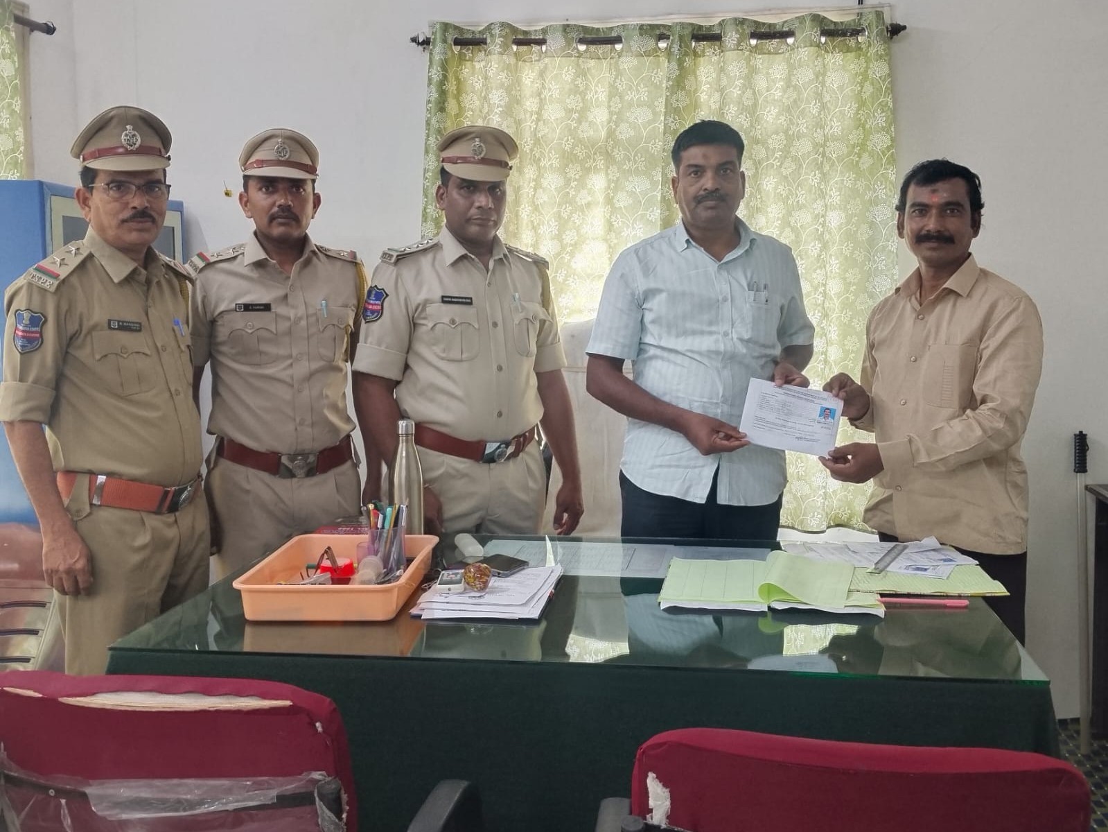 మద్యం దుకాణాలకు ఆరు దరఖాస్తులు