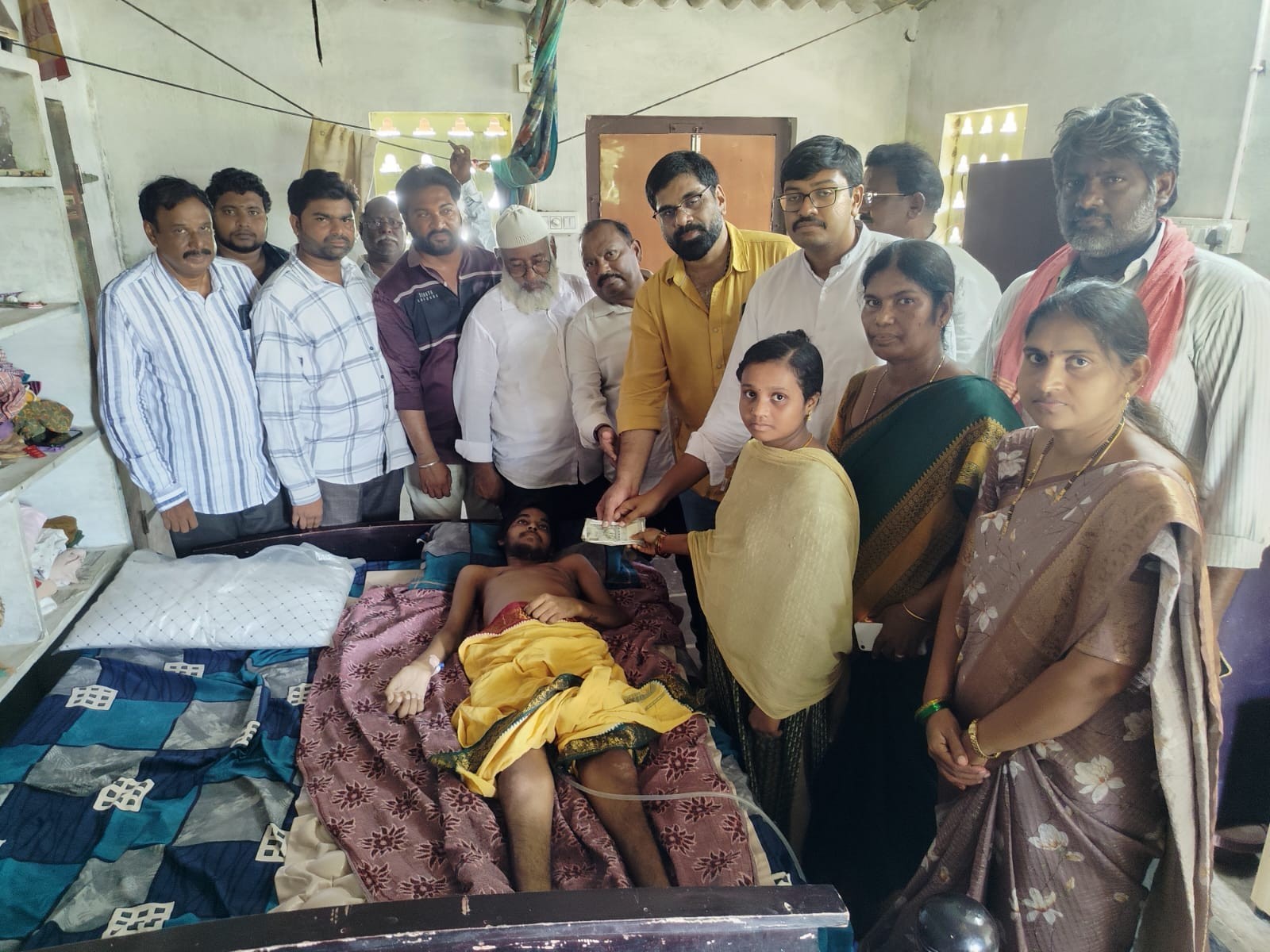 ఆటో ప్రమాద బాధితునికి ఆర్థిక సహాయం