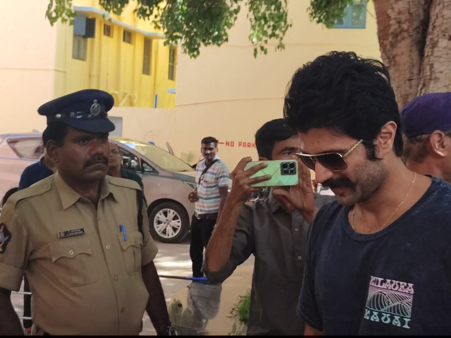బాబా మహా సమాధిని దర్శించిన విజయ్ దేవరకొండ