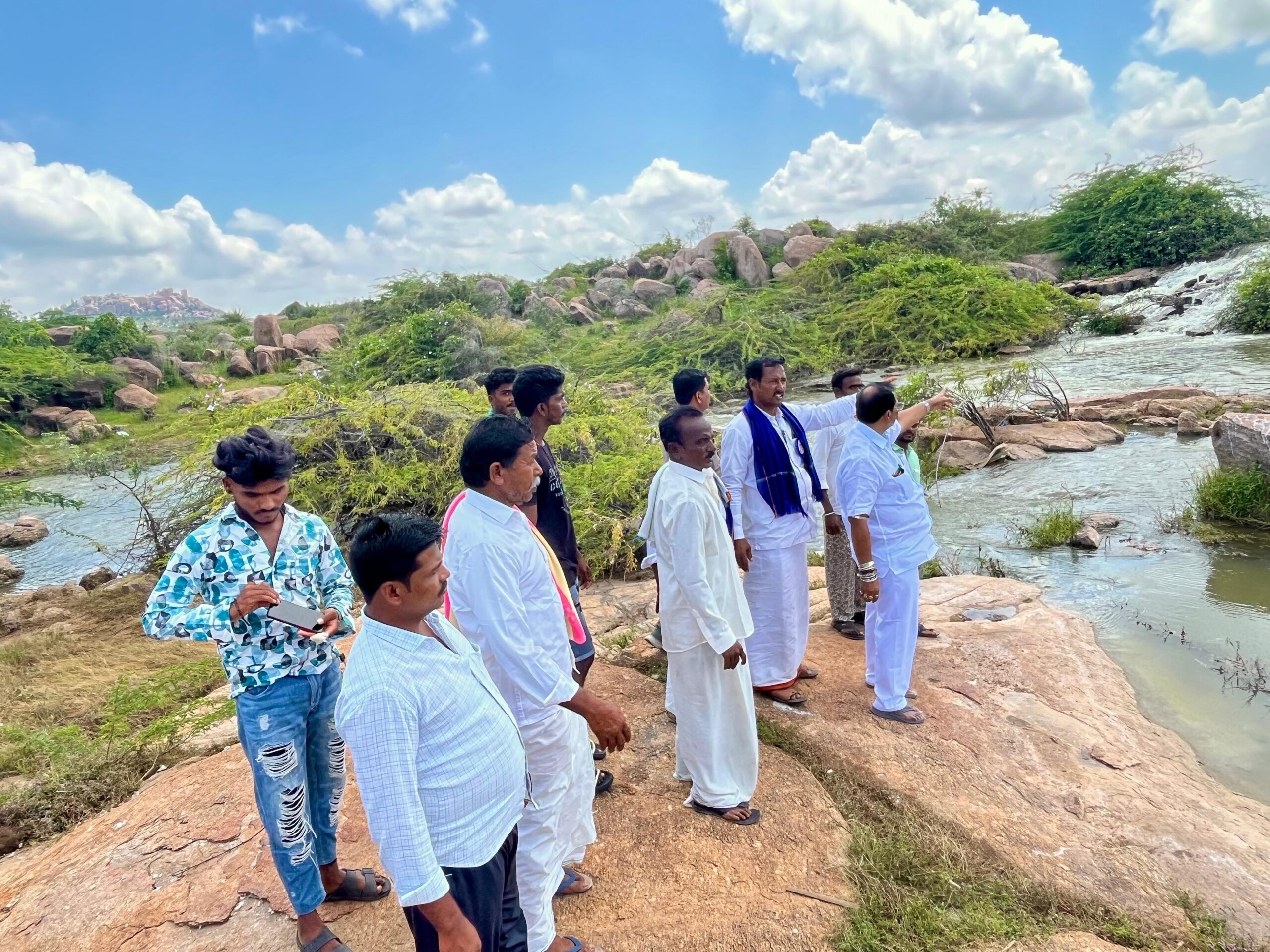 రాయల చెరువును పరిశీలించిన ఎమ్మెల్యే