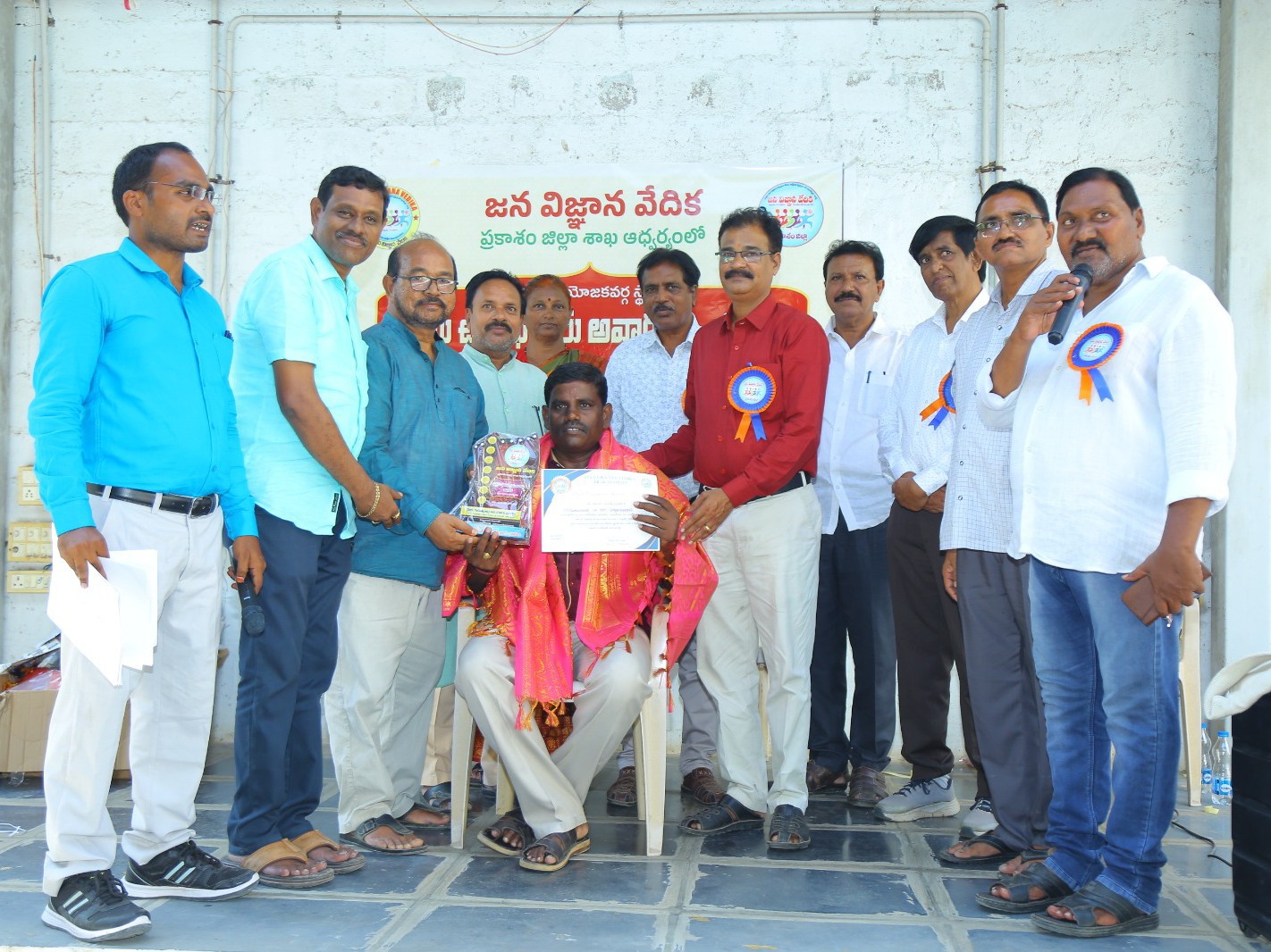బెస్ట్ టీచర్ అవార్డు అందుకున్న స్వర్ణ రమణయ్య