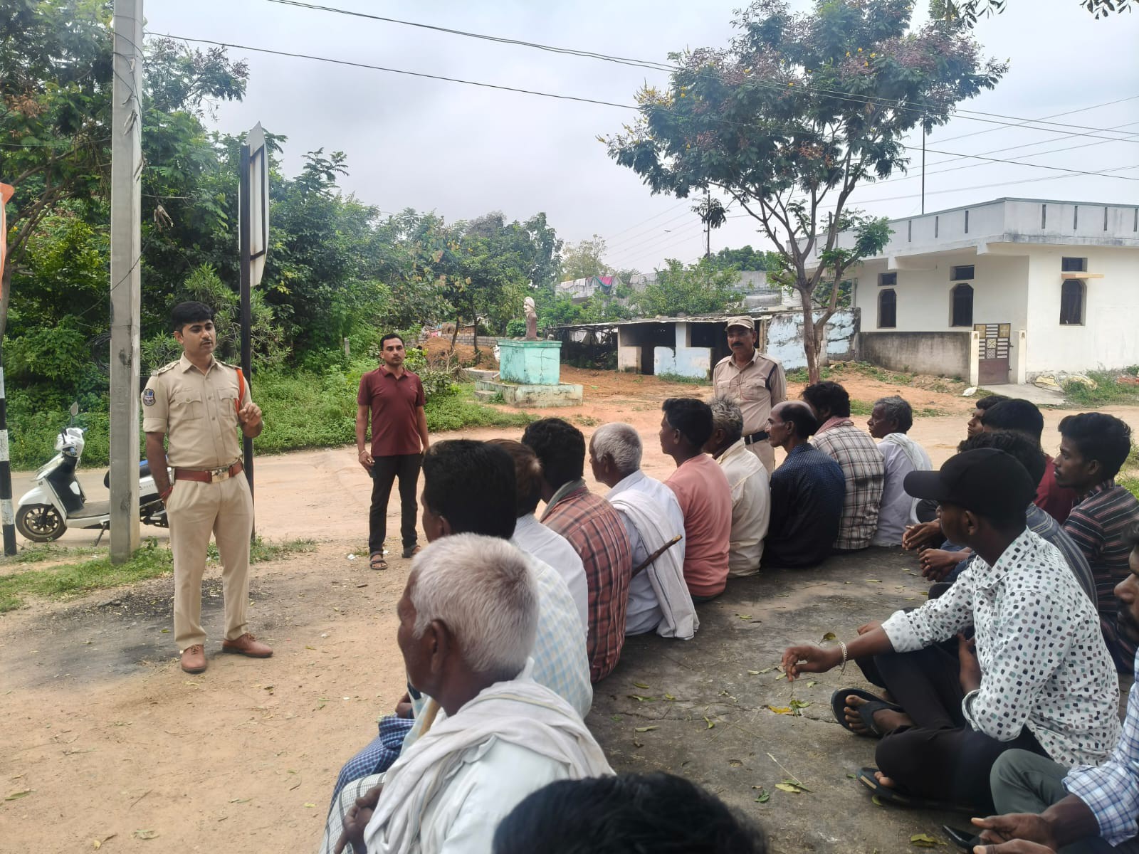 గ్రామస్థులు సోదర భావంతో మెలగాలి: ఎస్సై
