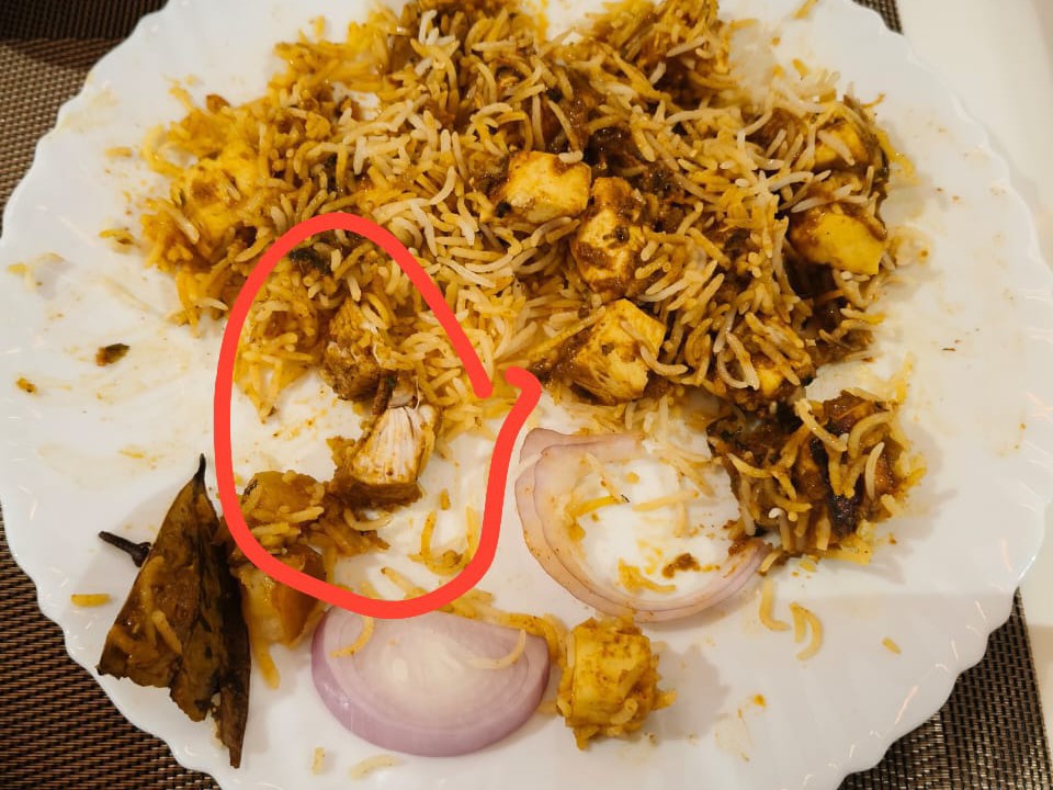 పన్నీర్ బిర్యానీలో దర్శనమిచ్చిన చికెన్ ముక్కలు