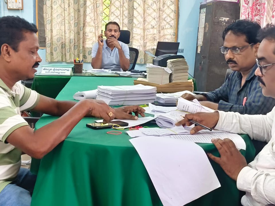 ఎన్నికల సామాగ్రి సిద్ధం చేస్తున్న అధికారులు
