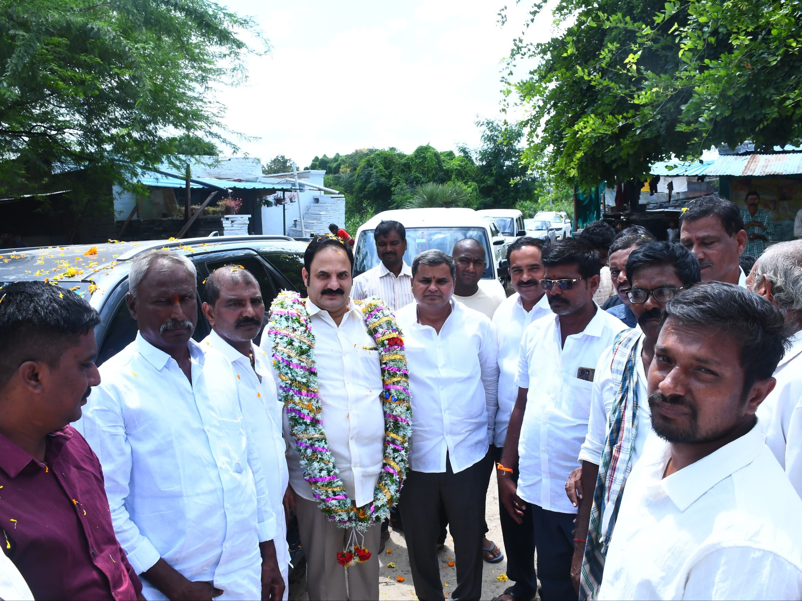 కొలిమిగుండ్లలో పర్యటించిన మాజీ ఎమ్మెల్యే
