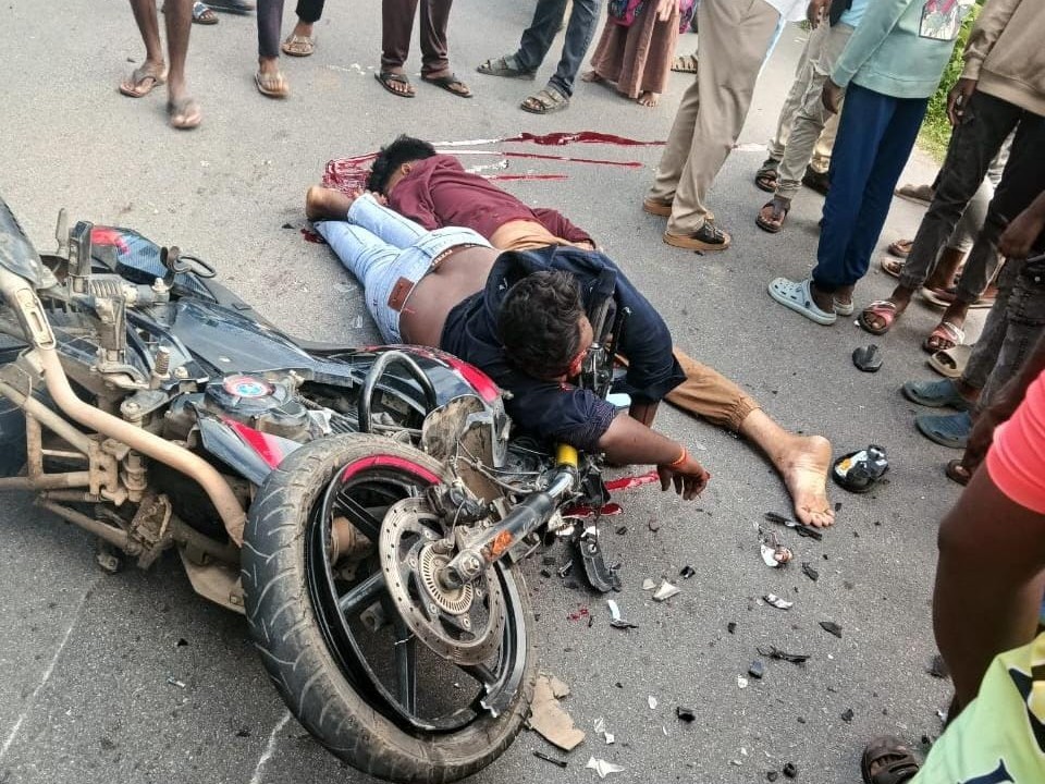 రోడ్డు ప్రమాదంలో ఇద్దరు మృతి.. ఒకరికి తీవ్ర గాయాలు