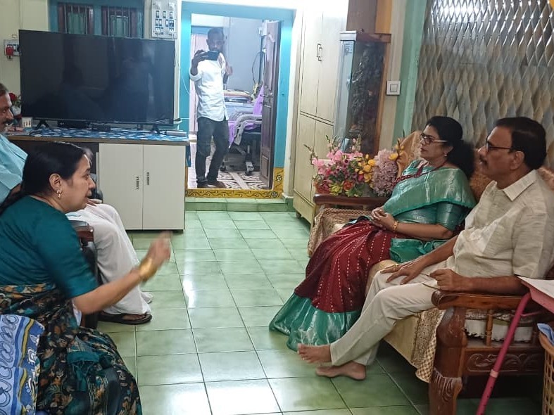 మాజీ ఎమ్మెల్సీని పరామర్శించిన మాజీ కేంద్రమంత్రి