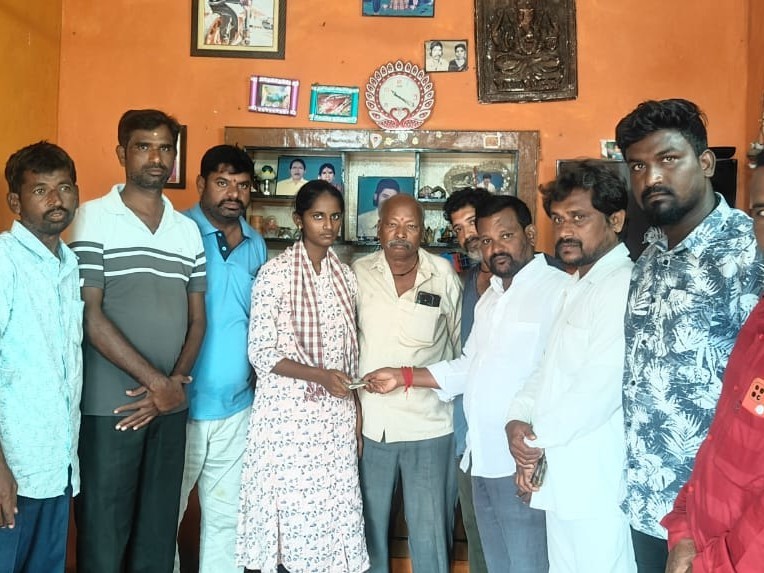 బాధిత కుటుంబానికి ఆర్థిక భరోసా