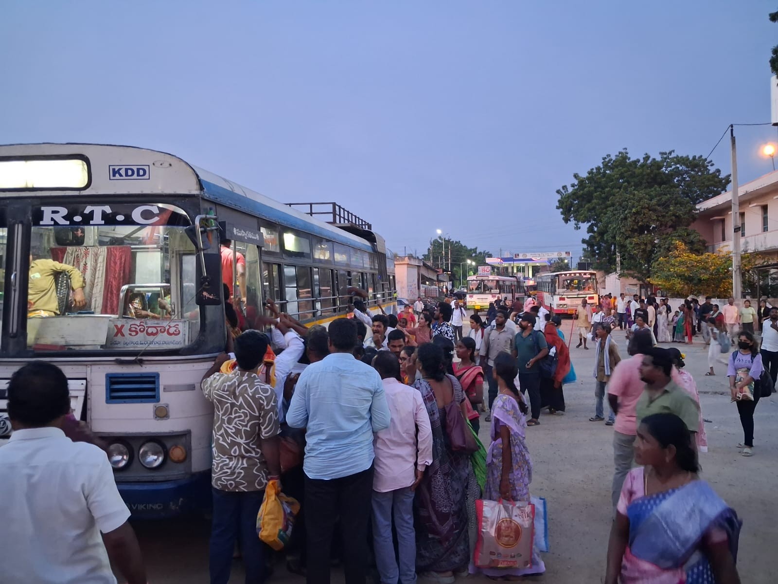 కోదాడ బస్టాండ్‌లో భారీగా ప్రయాణికుల రద్దీ
