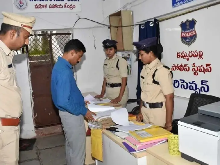 కమ్మర్‌పల్లి పోలీస్ స్టేషన్‌లో సీపీ తనిఖీ