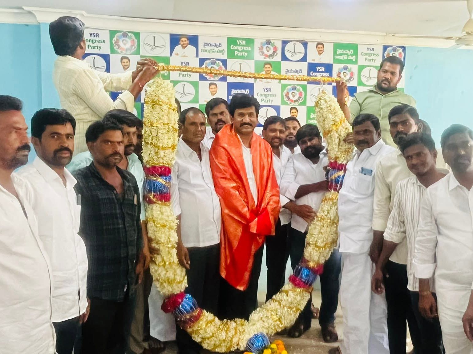 తోపుదుర్తిని గజమాలతో సత్కరించిన శంకరయ్య