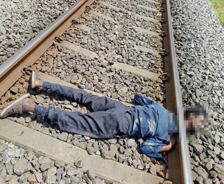 రైల్వేట్రాక్ పై మృతదేహం కలకలం