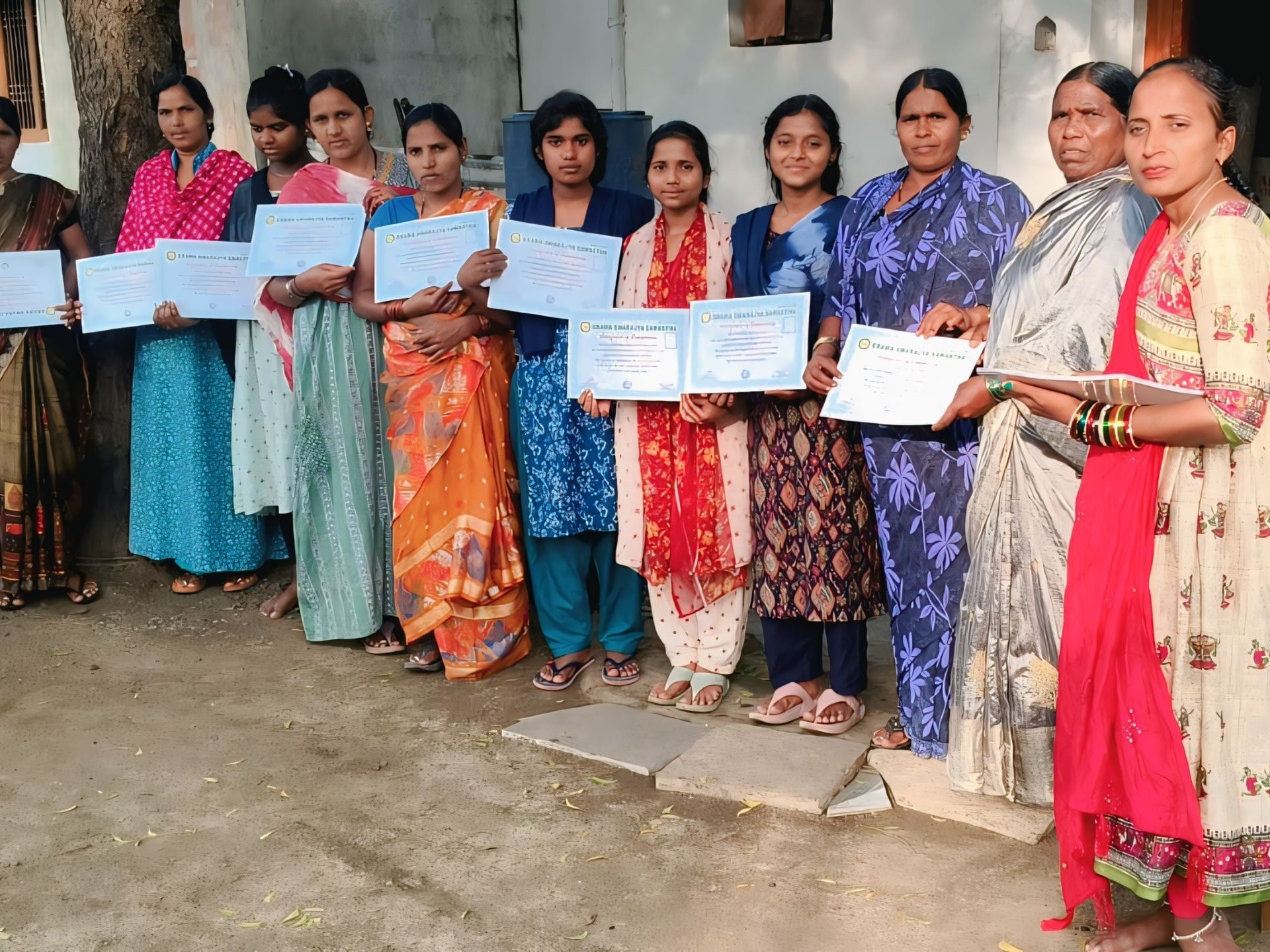 ఫ్రీ టైలరింగ్ ట్రైనింగ్ పొందిన మహిళలకు ధ్రువీకరణ పత్రాలు