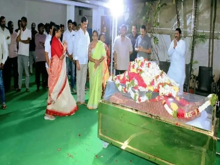 ఎమ్మెల్యే మాతృమూర్తికి మంత్రి సీతక్క నివాళులు