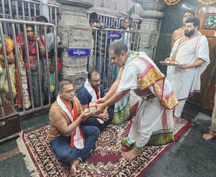 రాజన్నను దర్శించుకున్న ఎస్పీ మహేష్ బీ. గీతే
