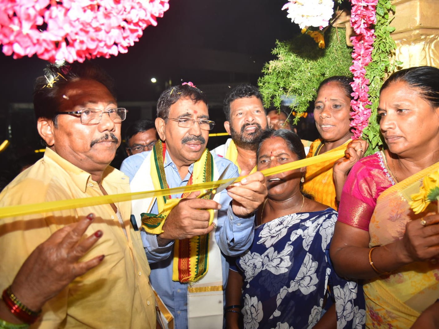 ఫిష్ మార్కెట్ ప్రారంభించిన మంత్రి