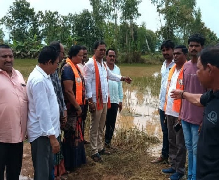 వరద ప్రాంతాల్లో పర్యటించిన బీజేపీ జిల్లా అధ్యక్షులు
