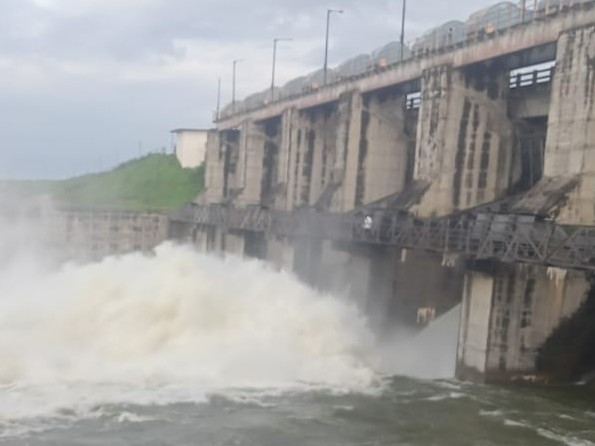 గడ్డెన్న సుద్దవాగు ప్రాజెక్టు మూడు గేట్ల ఎత్తివేత