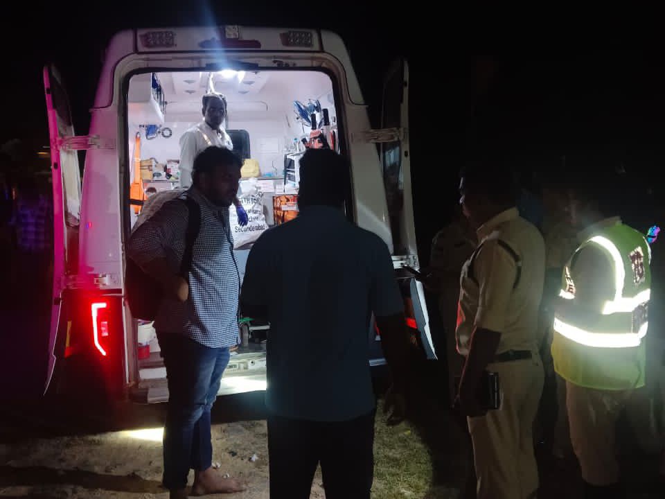 భార్యాభర్తలపైకి దూసుకు వచ్చిన డీసీఎం