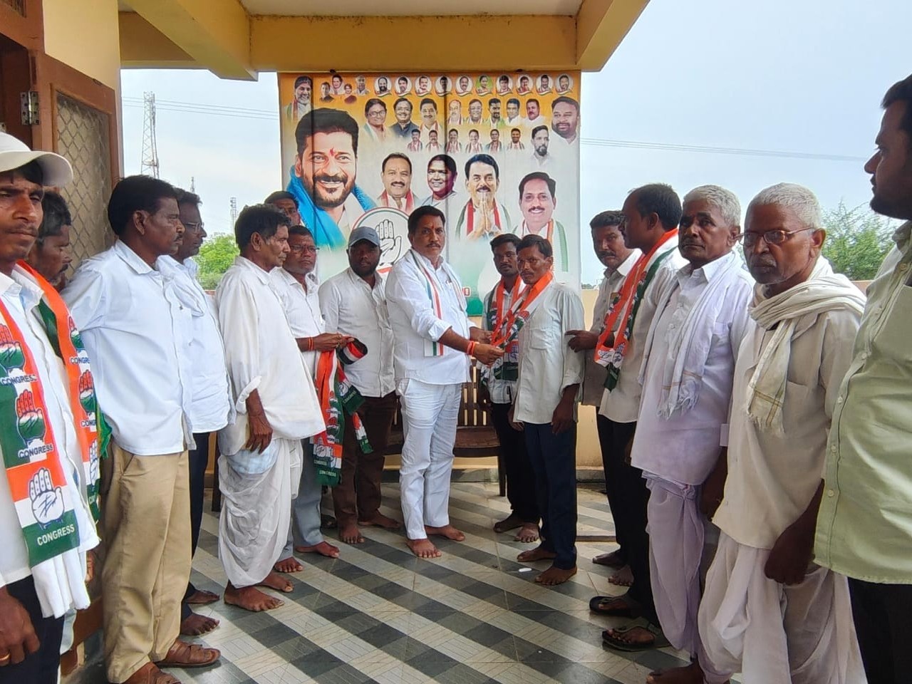 కాంగ్రెస్ పార్టీలో చేరిన మాజీ ఎంపీటీసీ, మాజీ సర్పంచ్