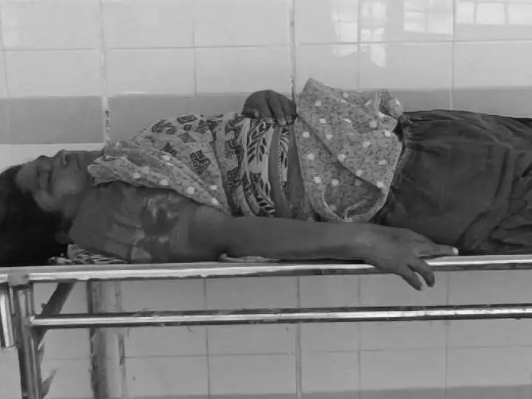 పాముకాటుతో కూలీ మృతి