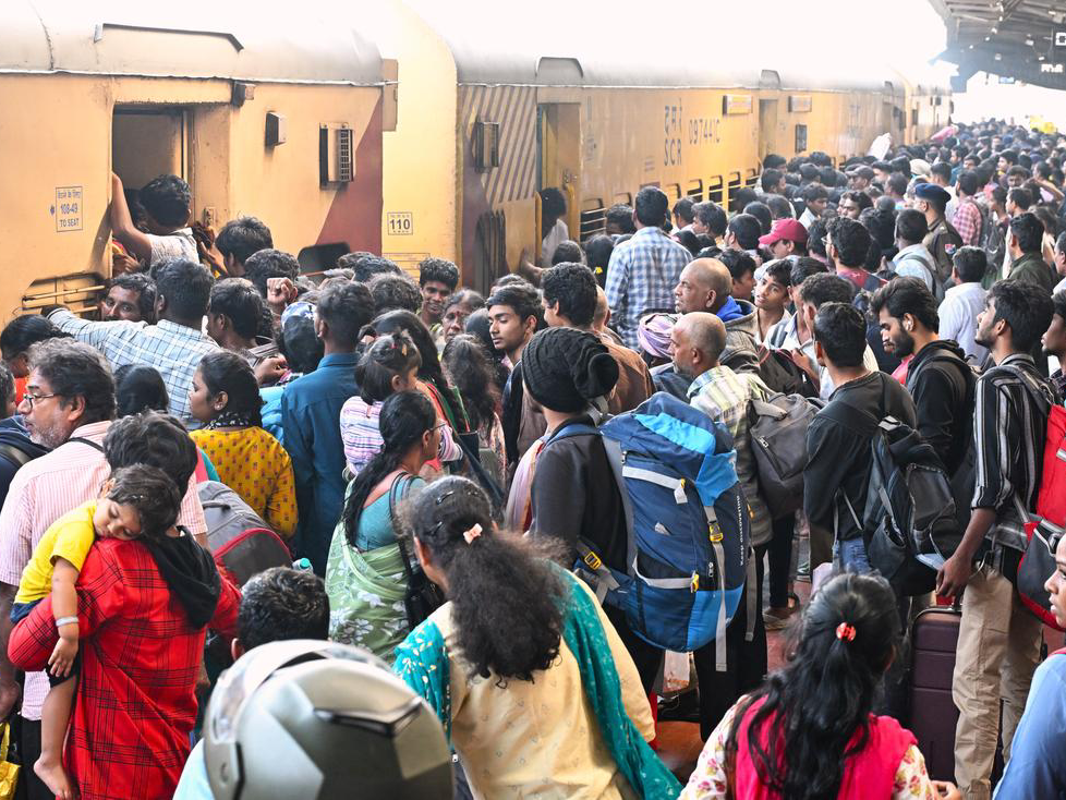 విశాఖలో కిక్కిరిసిన రైళ్లు