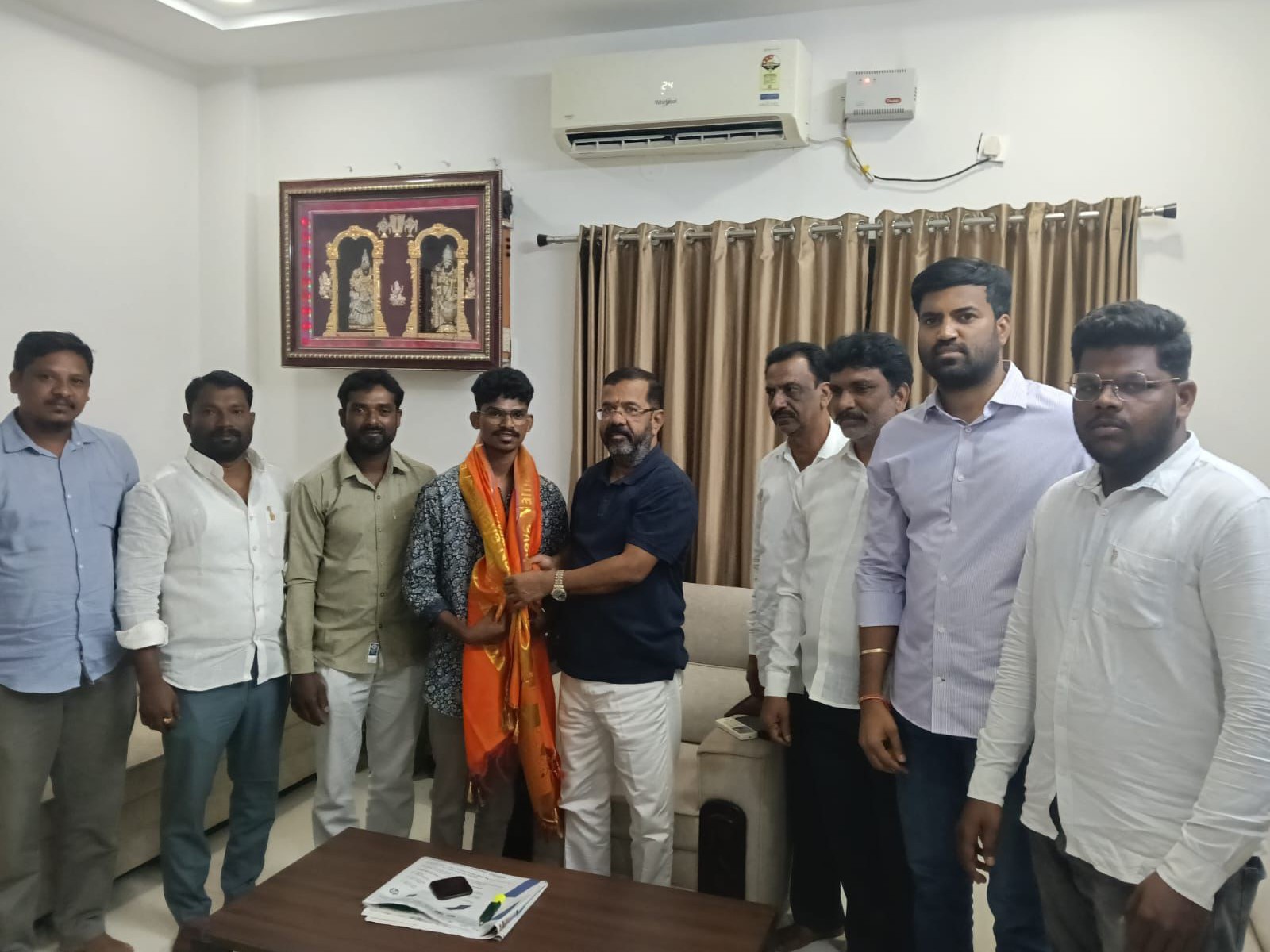 వైద్య విద్యార్థికి ఎమ్మెల్యే నాయిని ఆర్థిక సహాయం