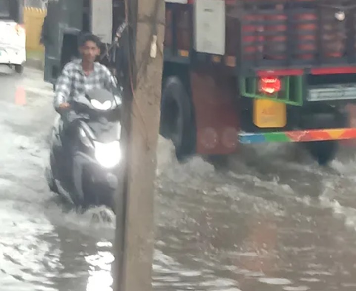 చెరువును తలపిస్తున్న మైదుకూరు ప్రధాన రహదారి