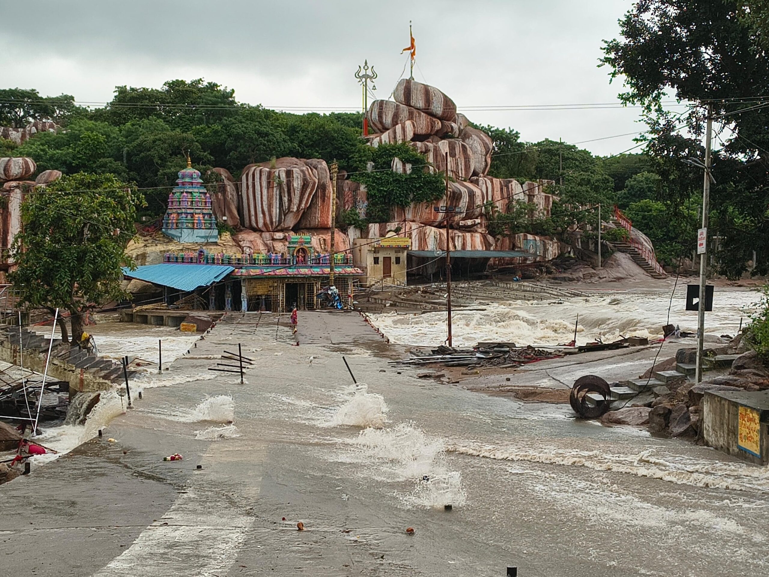 ఏడుపాయలలో తగ్గిన వరద