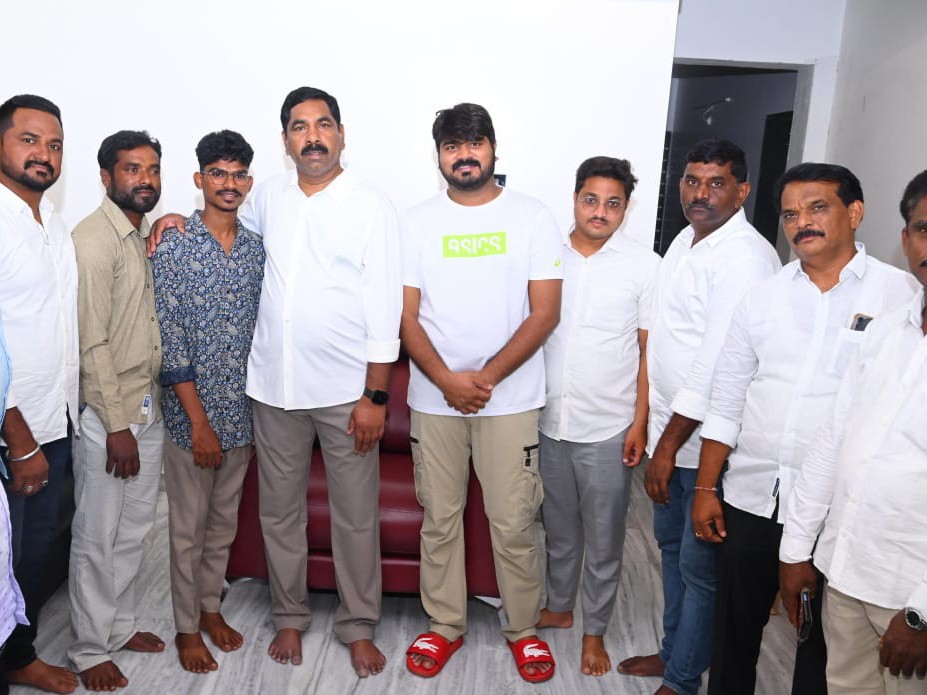 MBBS విద్యార్థికి ఆర్థిక సాయం అందజేసిన ఎమ్మెల్యే