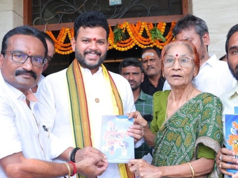 ‘ ద లీడర్’ పుస్తకాన్ని ఆవిష్కరించిన కేంద్ర మంత్రి