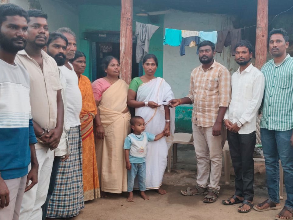 స్నేహితుని కుటుంబానికి చేయూత