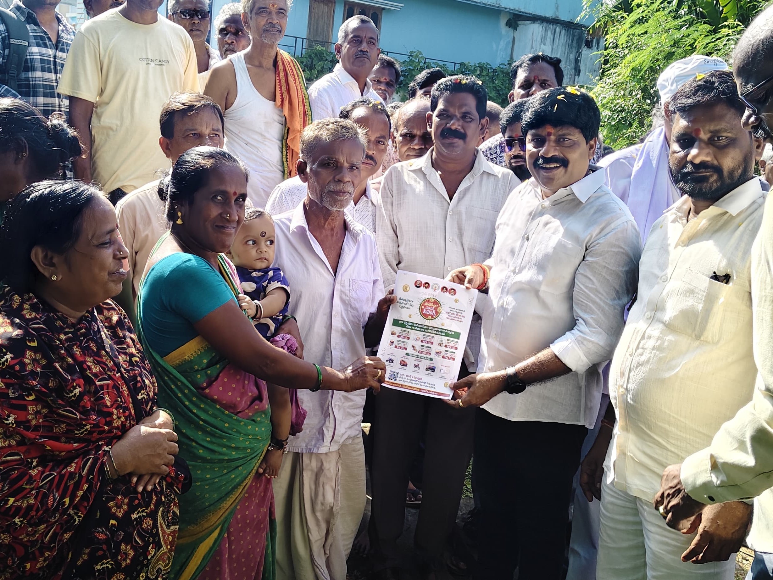 జీఎస్టీ 2.0 పై ప్రజలకు అవగాహన కల్పిస్తున్న ఎమ్మెల్యే
